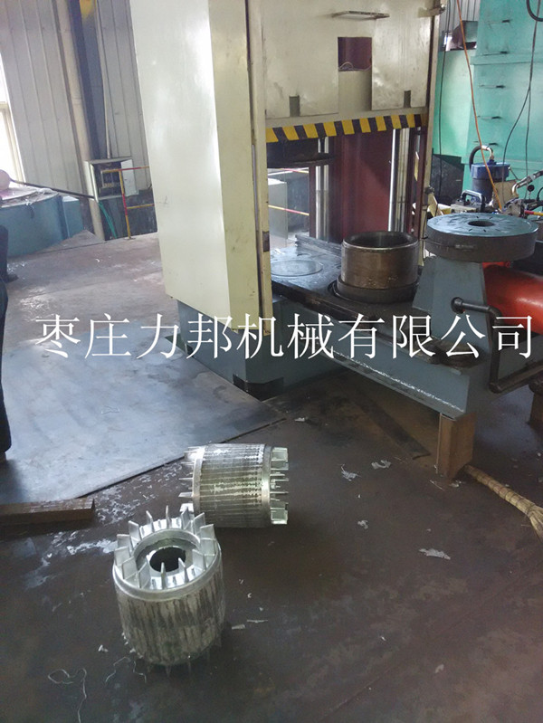電機轉子鑄鋁機圖片